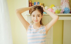 抱着边走边撞水流了一地的视频